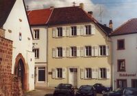 Das Nonnenhaus in der Goethestra&szlig;e, links ein Rest des Linxweiler Stadttores